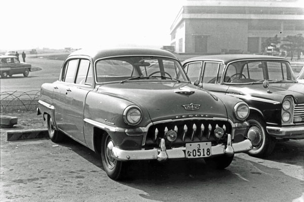 52-2 (078-18) 1952 DeSoto Deluxe 4dr Sedan.jpg